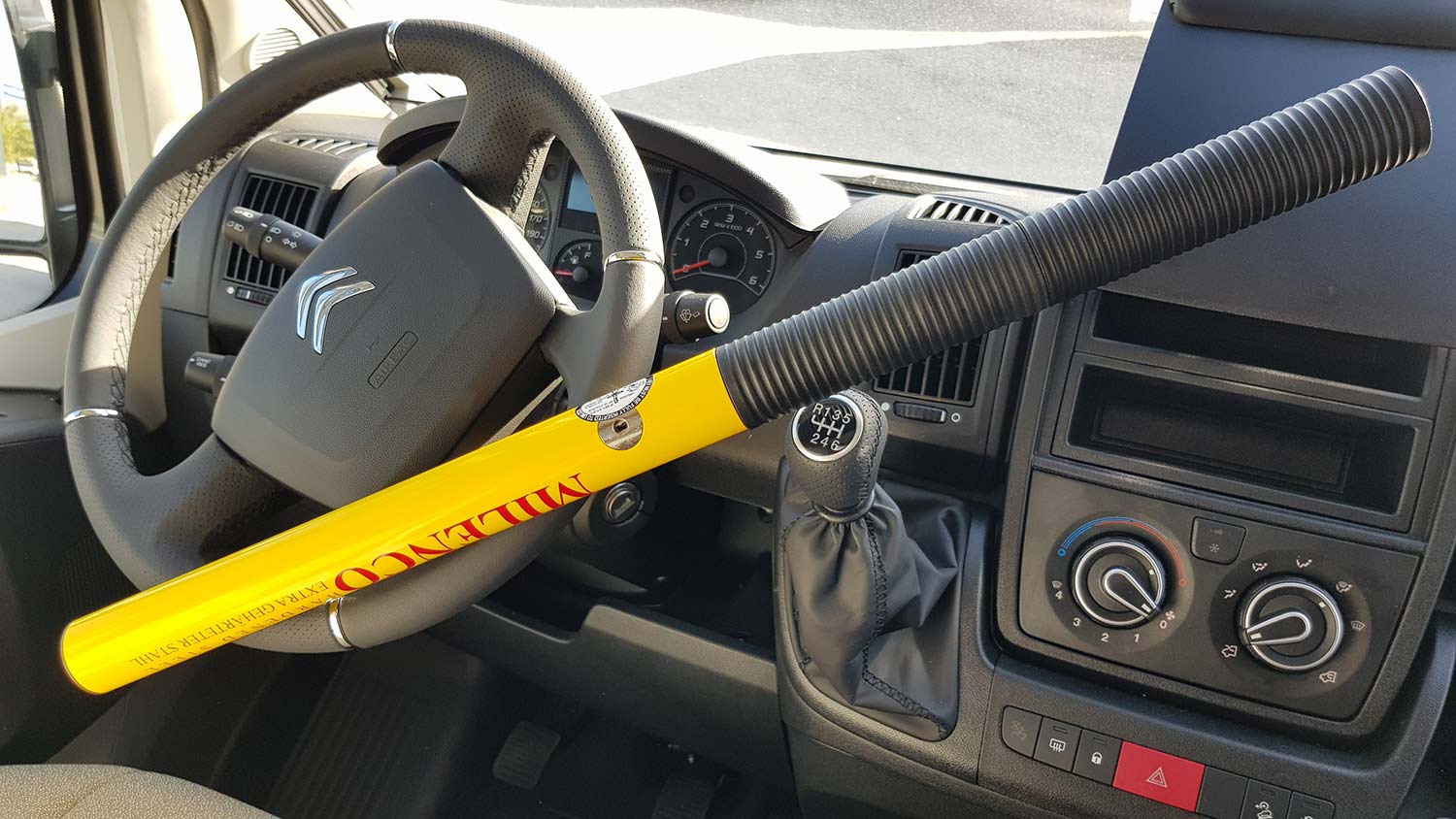 antivol de volant haute securite XL M0512 milenco exterior